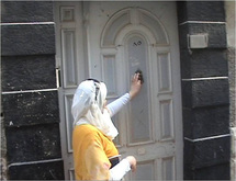 رشا فاضل " مجنونة الشاعر- الا نسان "تذرف دموع الحنين عند قبر نزار قباني في دمشق 