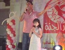 تصور الأغنية مجموعة من الأطفال يقتلهم جنود إسرائيليون