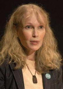 ميا فارو : ناعومي كامبل أبلغتني  انها تلقت ماسة ضخمة من تشارلز تايلور