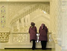 مسلمتان في مسجد بهامبورغ الالمانية - ارشيف