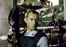 جود لو خلال مشهد بالفيلم