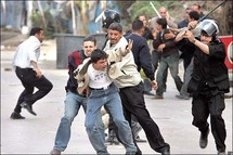 احالة سائق مصري تعرض للتعذيب على يد الشرطة  الى محكمة الطوارئ بتهمة ترويع الناس