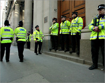 محاكمة 4 رجال شرطة بريطانيين في اتهامات بـ"الاعتداء" على مشتبه به أثناء اعتقاله