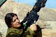 شكت الجندية من أنها تلقت تهديدات عديدة بالقتل بسبب تلك الصور