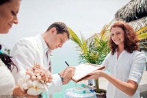 تقدم كثير من الفنادق عروضا خاصة للعرسان