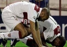 يرجع الجدل حول شرعية الصيام أو الإفطار لتداخل الخطاب الديني الفقهي والمصالح الرياضية الاحترافية