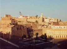 مدينة مليلية الخاضعة لأسبانيا والمحاطة بالأراضي المغربية مدينة مليلية الخاضعة لأسبانيا والمحاطة بالأراضي المغربية