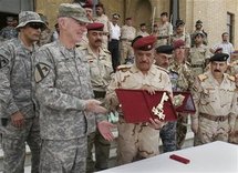 تسليم رمزي للسلطة والامن بين ضباط اميركيين وعراقيين تسليم رمزي للسلطة والامن بين ضباط اميركيين وعراقيين