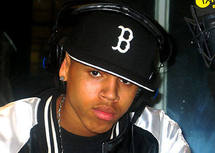 قاضية أمريكية تثني على طريقة  المغني كريس براون في تمضية عقوبته بعد الاعتداء على ريانا 