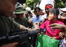 معارضون يرتدون اقنعة تحمل وجه زعيمة المعارضة الموضوعة منذ سنوات تحت الاقامة الجبرية معارضون يرتدون اقنعة تحمل وجه زعيمة المعارضة الموضوعة منذ سنوات تحت الاقامة الجبرية