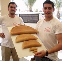 طهاة فلسطينيون يصنعون أكبر قطعة "قطايف" لدخول موسوعة "جينيس" في رمضان 