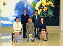 الزعيم الكوري مع اخته وانجاله _ صورة رسمية