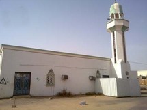 المسجد يقع بمنطقة نائية وسط السعودية