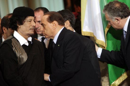 معمر القذافي مع برلسكوني معمر القذافي مع برلسكوني