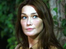 كارلا بروني زوجة الرئيس الفرنسي نيكولا ساركوزي