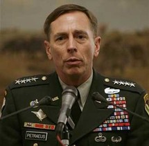 الجنرال ديفيد بترايوس قائد القوات الاميركية في الحرب في افغانستان الجنرال ديفيد بترايوس قائد القوات الاميركية في الحرب في افغانستان