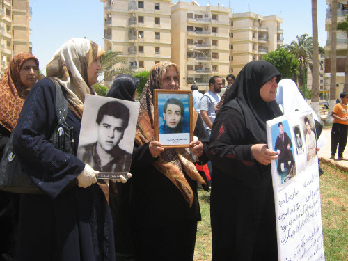 أهالي ضحايا سجن بوسليم يتظاهرون في بنغازي مع صور من فقدوا في المجزرة أهالي ضحايا سجن بوسليم يتظاهرون في بنغازي مع صور من فقدوا في المجزرة