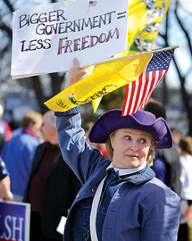 اعضاء من حزب الشاي في مظاهرة مناهضة لسياسات الديمقراطيين اعضاء من حزب الشاي في مظاهرة مناهضة لسياسات الديمقراطيين
