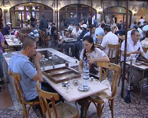 المسلسلات التلفزيونية تكتسح المقاهي بدمشق خلال شهر رمضان