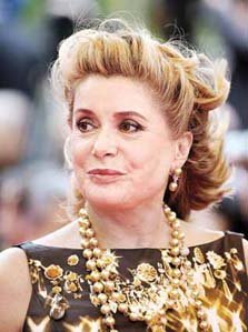 كاترين دونوف زوجة رجل أعمال في مهرجان البندقية