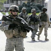 جنود من الجيش الأمريكي في شوراع بغداد جنود من الجيش الأمريكي في شوراع بغداد