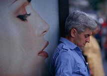 إعلان غير أخلاقي يروج له عبر الانترنت