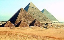 أهرامات الجيزة في القاهرة