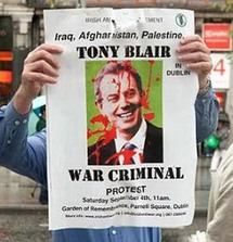 يصف المحتجون بلير بمجرم الحرب الذي ورط بريطانيا في حرب العراق