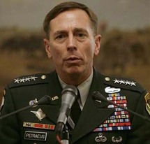 قائد القوات الدولية في افغانستان الجنرال الاميركي ديفيد بترايوس قائد القوات الدولية في افغانستان الجنرال الاميركي ديفيد بترايوس