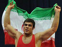 المصارع الايراني أمير علي أكبري الفائز بميدالية ذهبية في البطولة