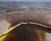 استمرار التحقيق في حادث تسرب 110 أطنان من السولار في مياه النيل بصعيد مصر