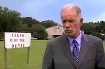 القس جونز مفجر قضية احراق المصاحف القس جونز مفجر قضية احراق المصاحف