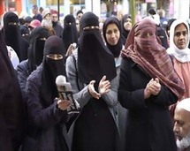يرمز النقاب إلى جزء من الخصوصية في محيط يفضل عدم الكشف عن الهوية يرمز النقاب إلى جزء من الخصوصية في محيط يفضل عدم الكشف عن الهوية