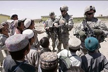 يتهافت الأطفال الأفغان على الجنود الأمريكيين لتلقي الهدايا