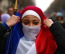 سيدخل حظر النقاب في فرنسا حيز التنفيذ الفعلي في ربيع العام المقبل