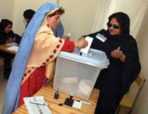 امرأة أفغانية تشارك في الانتخابات - أرشيف امرأة أفغانية تشارك في الانتخابات - أرشيف