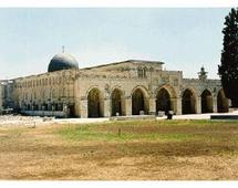 الشرطة الاسرائيلية تقتحم باحة المسجد الاقصى بعد مواجهات أسفرت عن قتيل وجرحى