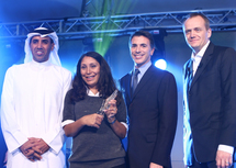 محمد خلف المزروعي مدير عام هيئة ابوظبي للثقافة والتراث والى جانبه هيفاء المنصور الفائزة بجائزة العام الماضي