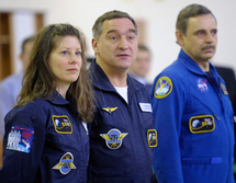 الرائدة الاميركية مع الرائدين الروسيين في صورة التقطت قبل انطلاق المركبة