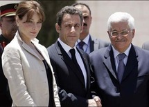 الرئيس الفرنسي نيكولا ساركوزي وعقيلته لدى استقبالهم الرئيس الفلسطيني الرئيس الفرنسي نيكولا ساركوزي وعقيلته لدى استقبالهم الرئيس الفلسطيني