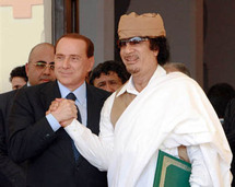 رئيس الحكومة الإيطالية سيلفيو برلسكوني برفقة العقيد القذافي