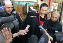الصورة لاول منقبة تحكم بغرامة بعد فرض الحظر - ارشيف