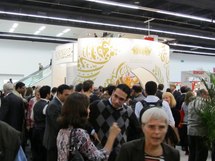 مشاركون وجمهور امام اجنحة دولة الامارات في معرض فرانكفورت