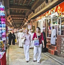 زوار من كافة الجنسيات يرتادون السوق يوميا