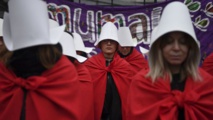 "قصة خادمة" تصبح رمزا لاحتجاجات النساء حول العالم