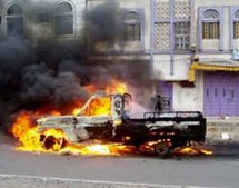 سيارة عسكرية تحترق في شوارع ابين - ارشيف