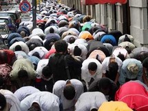 كان المسلمون يصلون سابقاً في الشارع كان المسلمون يصلون سابقاً في الشارع