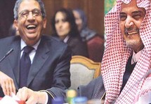 سعود الفيصل في حديث مع عمرو موسى في اجتماع وزراء الخارجية - أرشيف