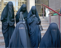 السعوديات يكسرن الكوابح ب "سرطان الثدي" ويشكلن أطول سلسلة في العالم لمكافحته