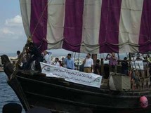 السفينة فينيقيا ترسو على شاطئ جزيرة أرواد السورية قبالة ميناء طرطوس المتوسطي